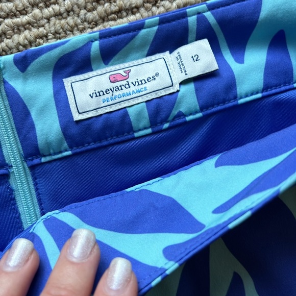 Size 12 vineyard vines skirt with built in shorts - Picture 2 of 3